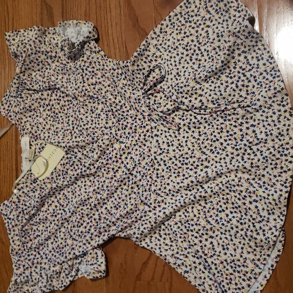 Low cut floral pattern